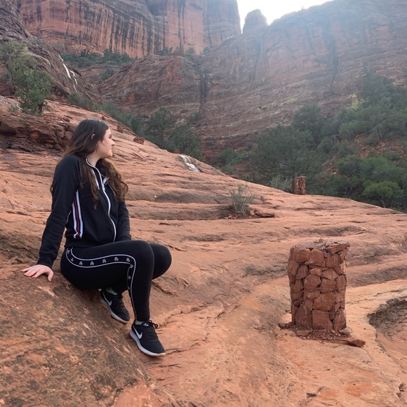 Meet your Posher, Alyssa - Picture 6 of 7